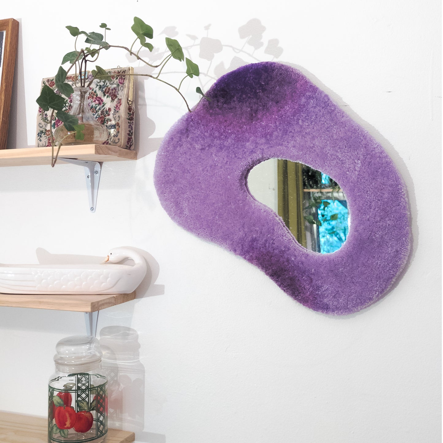 Miroir touffeté dégragé de violet