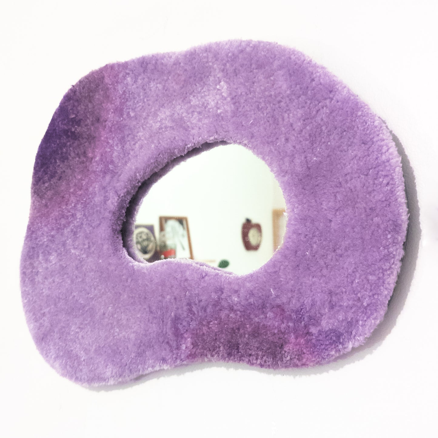 Miroir touffeté dégragé de violet