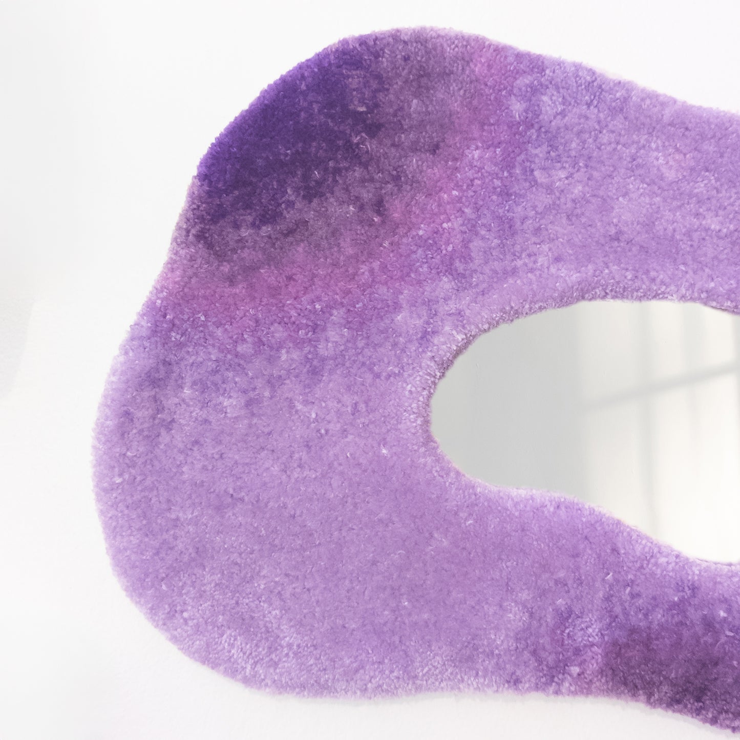 Miroir touffeté dégragé de violet