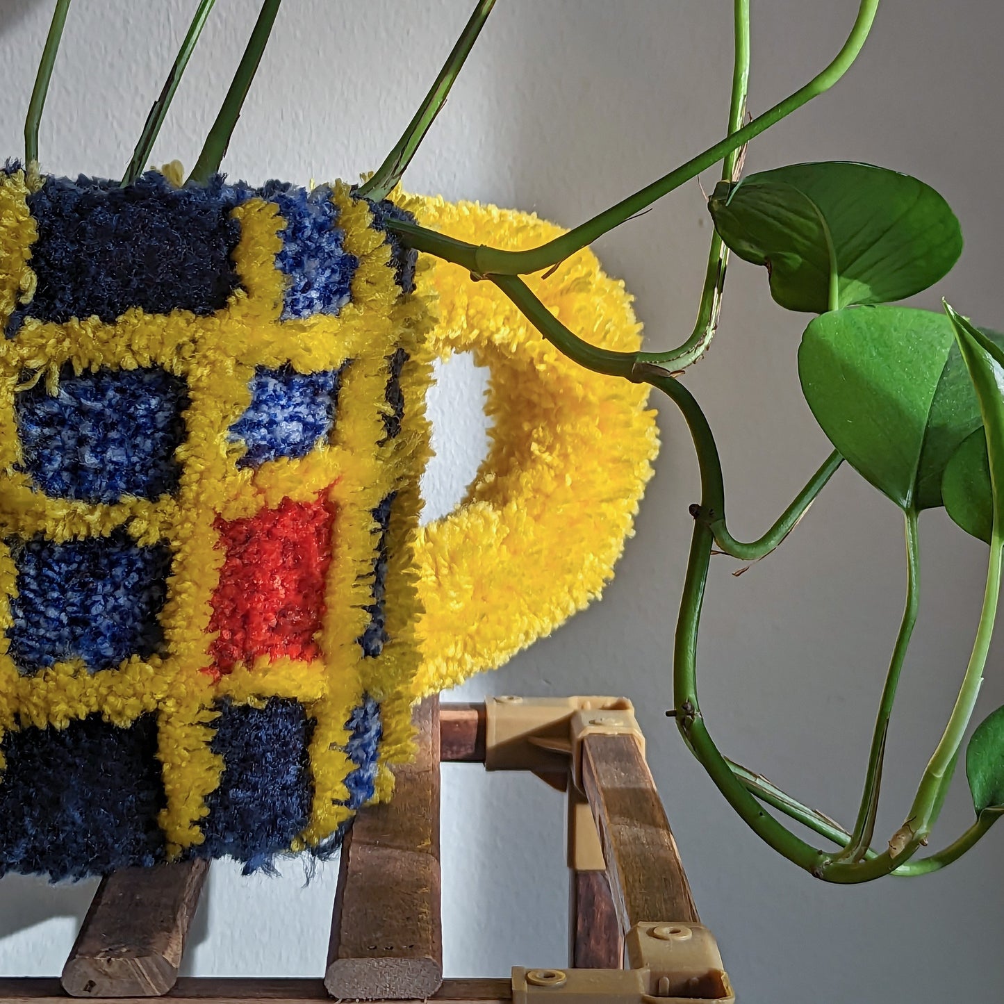 Tufted plant pot - Yellow and navy blue